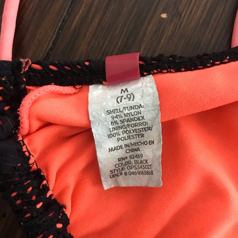 Op bikini 👙 top. - Picture 3 of 3